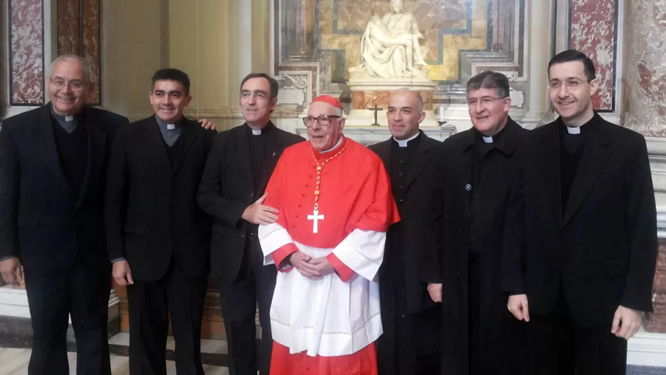 CON BARRA PROPIA. El flamante cardenal Luis Héctor Villalba, acompañado por Melitón Chávez, Manuel Ruiz, Jorge Blunda, Darío Monteros, Marcelo Barrionuevo, y Carmelo Délia Tirone. FOTO GENTILEZA DE MARCELO MEDALLA