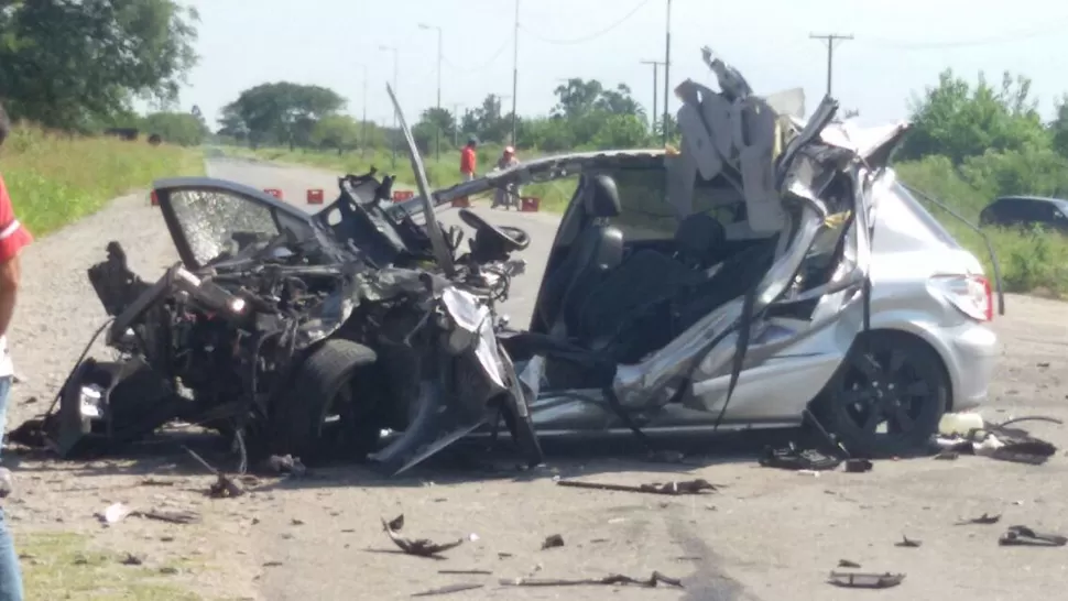 CHATARRA. El Peugeot 307 quedó irreconocible luego de chocar con el camión que repartía gaseosas en Leales. 
