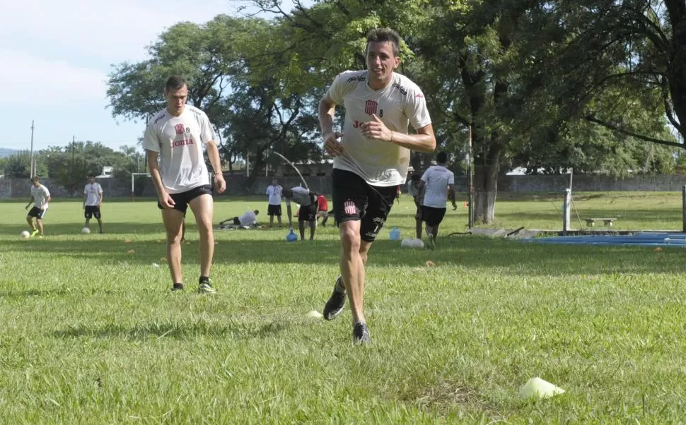 NO SE COMPLICAN. Bossio y Villavicencio opinaron que los integrantes del plantel deben asumir el torneo como sea. la gaceta / foto de franco vera