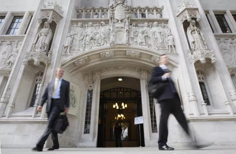 EN LA CORTE INGLESA. Magistrados del tribunal británico atendieron el reclamo de bonistas argentinos que tienen en su poder papeles en euros. d.ibtimes.co.uk