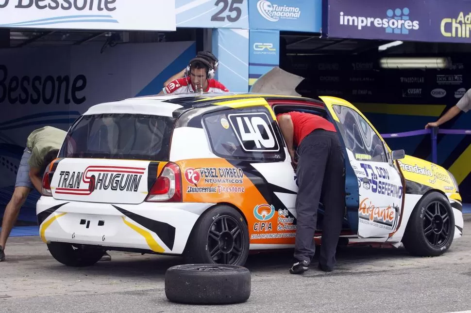 TRABAJO CLAVE. La escena se repitió en los boxes del autódromo Roberto Mouras: los equipos trabajando intensamente. El auto de Bestani recibió mucha atención. foto de marcelo ranea