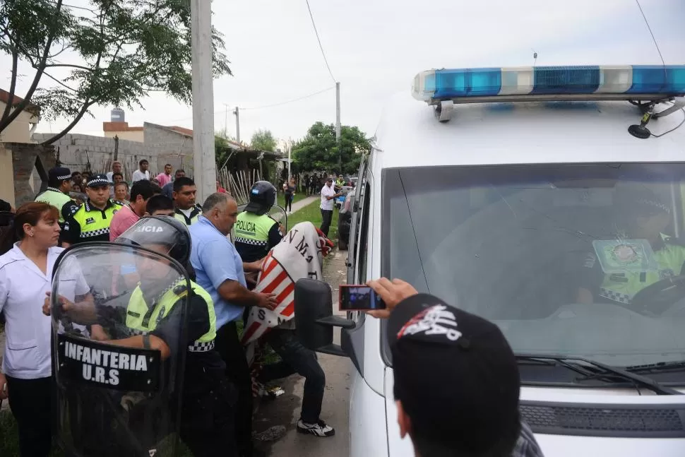 FUERTE CUSTODIA. El traslado del acusado se realizó en medio de una fuerte agitación por parte de allegados a “Gastonero” que atacaron a la Policía. la gaceta / fotos de Osvaldo Ripoll