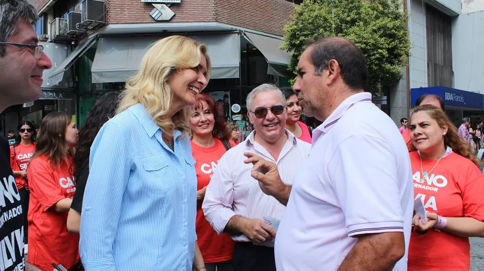 “EN ACCIÓN”. La senadora radical recorrió las principales calles céntricas.  