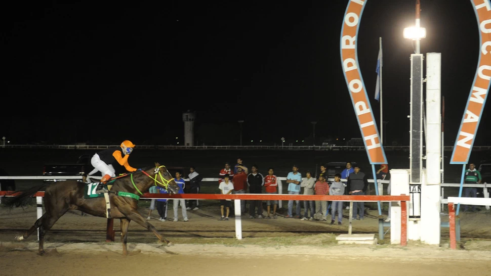 INTENTARA REPETIR. El alazán Cantazo dejó una notable impresión cuando ganó el clásico de velocidad el 24 de septiembre. ARCHIVO LA GACETA / ANTONIO FERRONI