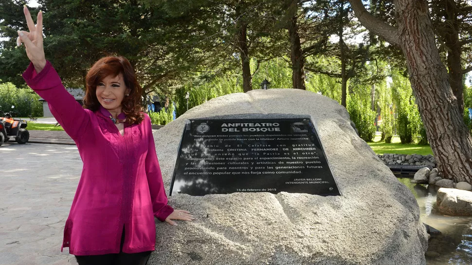 SONRISA VICTORIOSA. La Presidenta se mostró de buen ánimo y posó junto a la plaqueta que descubrieron en el predio del Anfiteatro, en El Calafate. PRESIDENCIA DE LA NACION