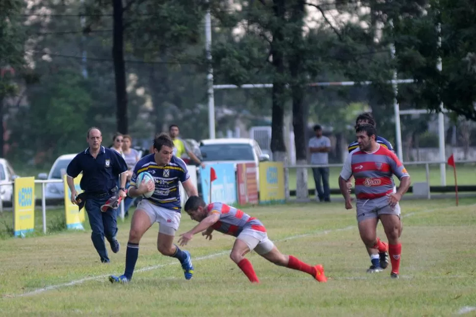 TACKLE. Nicolás Proto intenta eludir la marca de un rival. El “tennis” debutará en el Regional 2015 frente a Bajo Hondo. la gaceta / foto de inés quinteros orio