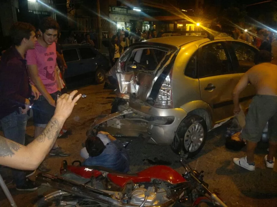 FUERTES IMÁGENES. La Toyota del médico se llevó por delante un auto y luego a un grupo de 15 personas. fotos: la gaceta en whatsapp / gentileza Jorge Elías Galbán