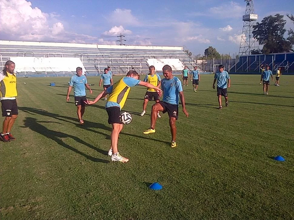 SIN EXIGENCIAS. Menéndez y Ontivero se distienden con el balón, durante el ensayo liviano de ayer en cancha de Godoy Cruz. foto prensa club atlético tucumán