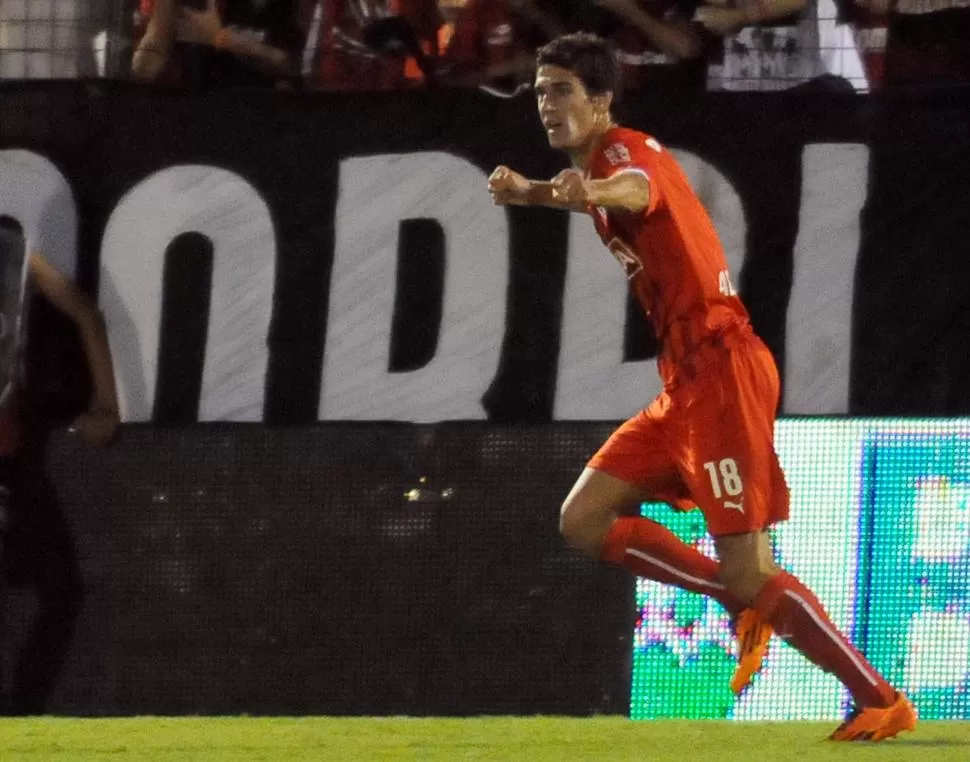 FESTEJO. Albertengo debutó con todo en el “Rojo” y marcó dos goles en Rosario. télam