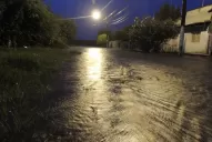 La lluvia desbordó arroyos en Famaillá y Monteros