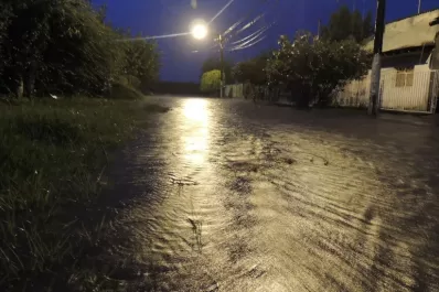 La lluvia desbordó arroyos en Famaillá y Monteros