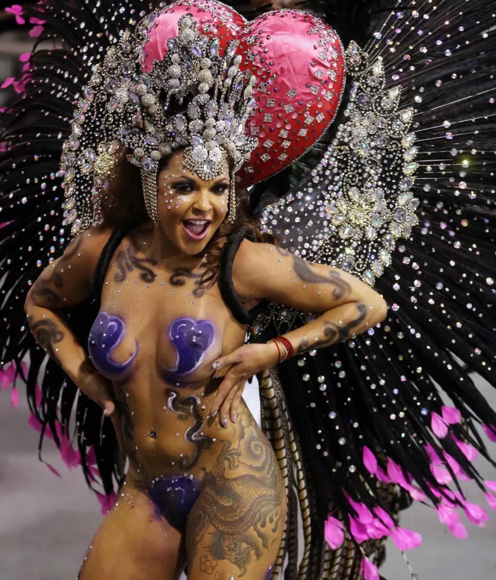 EN SAN PABLO. Una bailarina de la Escuela de Vai-Vai desfila por el sambódromo paulista de Anhembi. fotos reuters 