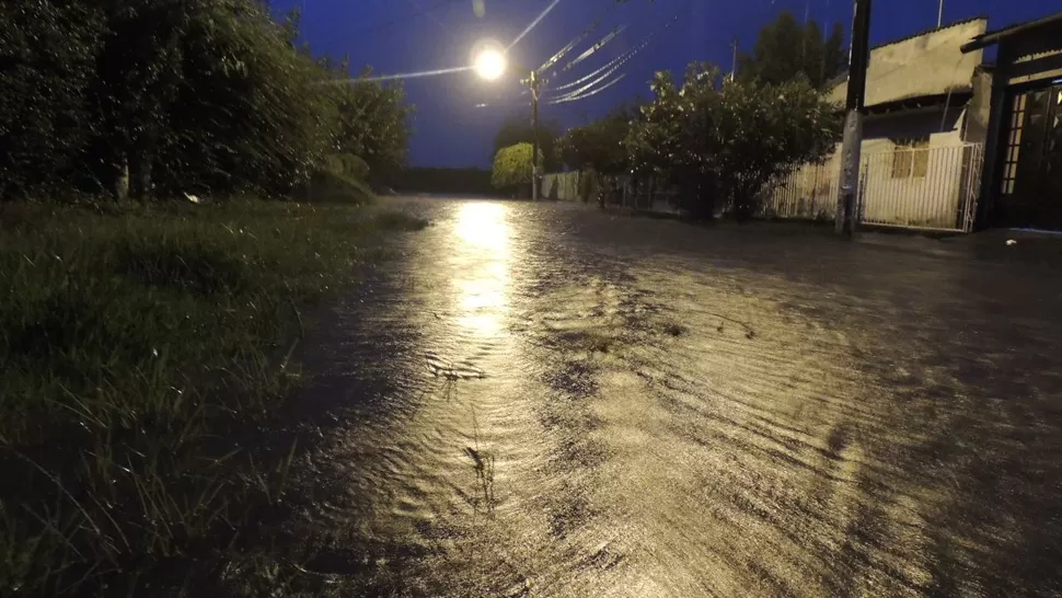 SANTA LUCIA. El agua colapsó las calles y amenazó con ingresar a las casas. FOTO GENTILEZA DE UN LECTOR