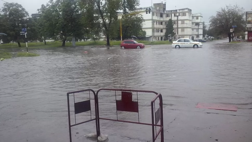 REPLETA. El cruce de la avenida Kirchner y Constitución se inundó en cuestión de minutos. FOTO GENTILEZA DE UN LECTOR