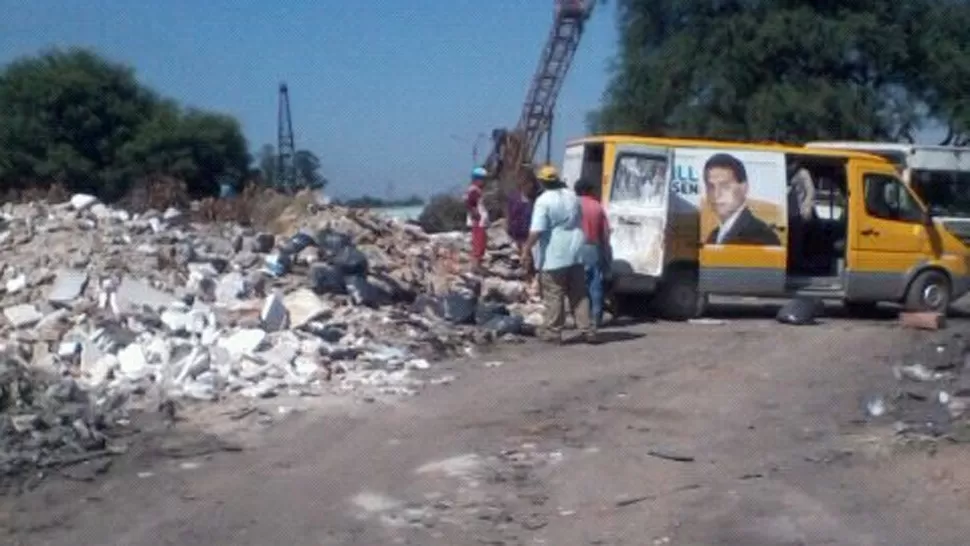 INCONFUNDIBLE. La camioneta tiene las fotos del legislador y de Alperovich. fotos: la gaceta en whatsapp