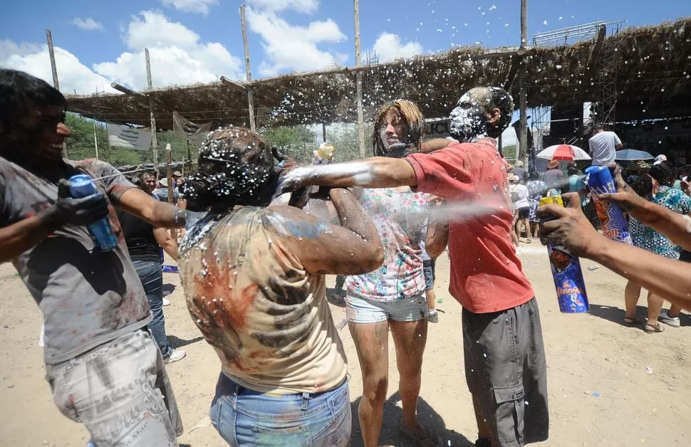 AIRES DE CARNAVAL. La espuma le dio aspecto carnavalero a la Fiesta. 