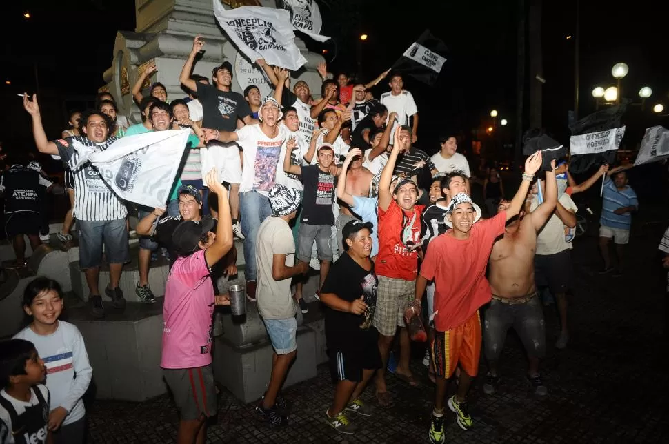 QUE NO PARE LA FIESTA. Luego del recorrido por el centro, muchos hinchas se concentraron en la Estatua de la Libertad. 