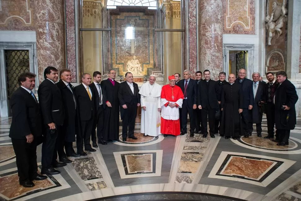 EN EL VATICANO. Monseñor Villalba junto al papa Francisco y la comitiva argentina, entre los que estaban el intendente Domingo Amaya (tercero desde la izquierda), sacerdotes y amigos. gentileza r.p. marcelo barrionuevo 