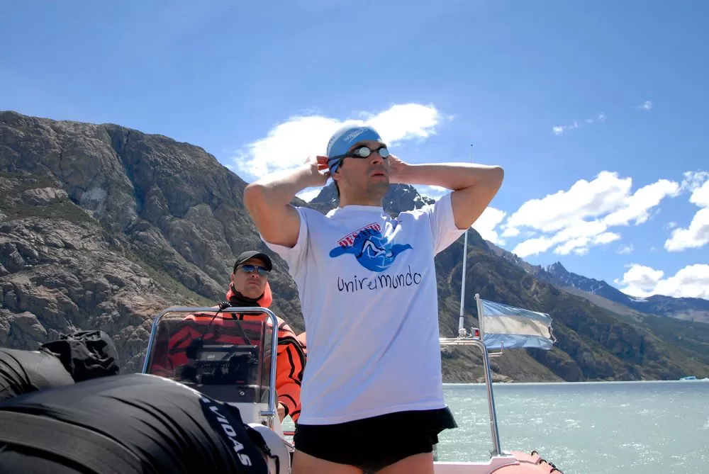 LISTO PARA NADAR. La imagen muestra a Matías Ola en una lancha, listo para tirarse al agua. Usa una remera de su proyecto solidario, Unir el mundo. fotos / faceboook - matias ola