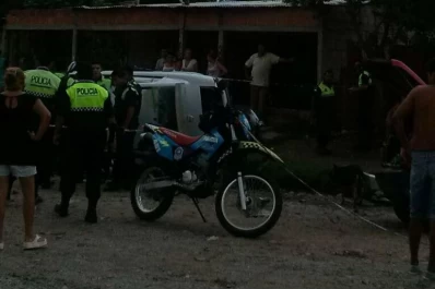 Huían de la Policía, chocaron con un colectivo y volcaron
