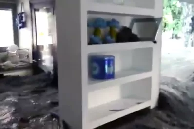 Impactante video: el río pasó por el living de su casa en Villa Allende