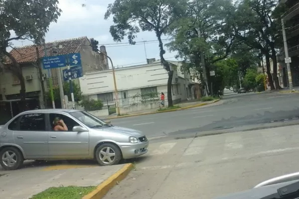 Utilizó una rampa para discapacitados para bajar a la calle con un auto