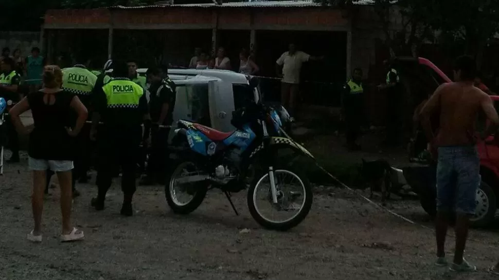 OPERATIVO. Policías acordonaron la zona en la que quedó el auto, que terminó volcado con hacia su derecha. la gaceta en whatsapp