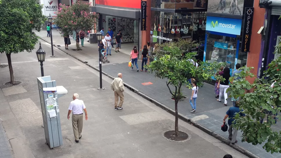 MOVIMIENTO REGULAR. En las peatonales abrieron la mayoría de los locales comerciales. LA GACETA