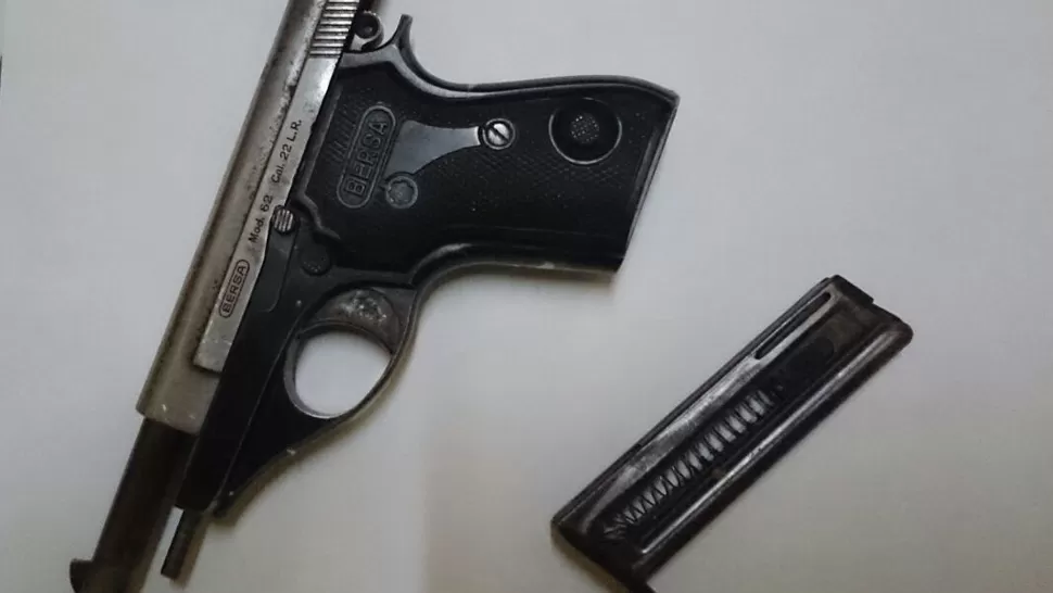 SECUESTRO. La Policía decomisó un ar pistola calibre 22 y una motocicleta. 