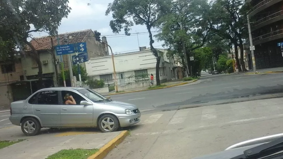 IMPRUDENCIA. El automovilista circuló por arriba de la vereda. FOTO DE LA GACETA EN WHATSAPP