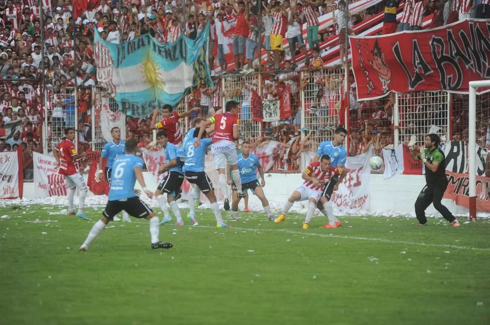 CON LOS REFLEJOS INTACTOS. Lucchetti rechaza un cabezazo, durante el partido con San Martín en La Ciudadela. Después de los clásicos fue el momento de visitar a Gimnasia, donde brilló en alto nivel. la gaceta / foto de Antonio Ferroni