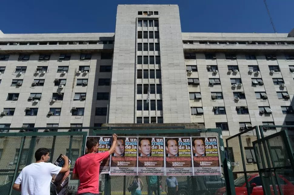 INVITAN A TODOS. Frente al edificio del palacio de Tribunales y en distintos puntos de Buenos Aires, aparecieron afiches convocando a la movilización. dyn