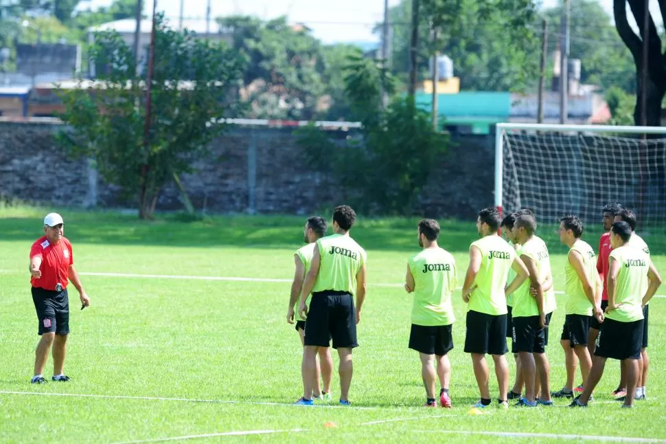 TODOS ATENTOS. Darío Tempesta da indicaciones y el plantel lo escucha sin distraerse, lo que es esencial en días de pretemporada. El equipo debe interiorizar los conceptos que maneja el cuerpo técnico. la gaceta / foto de Diego Aráoz