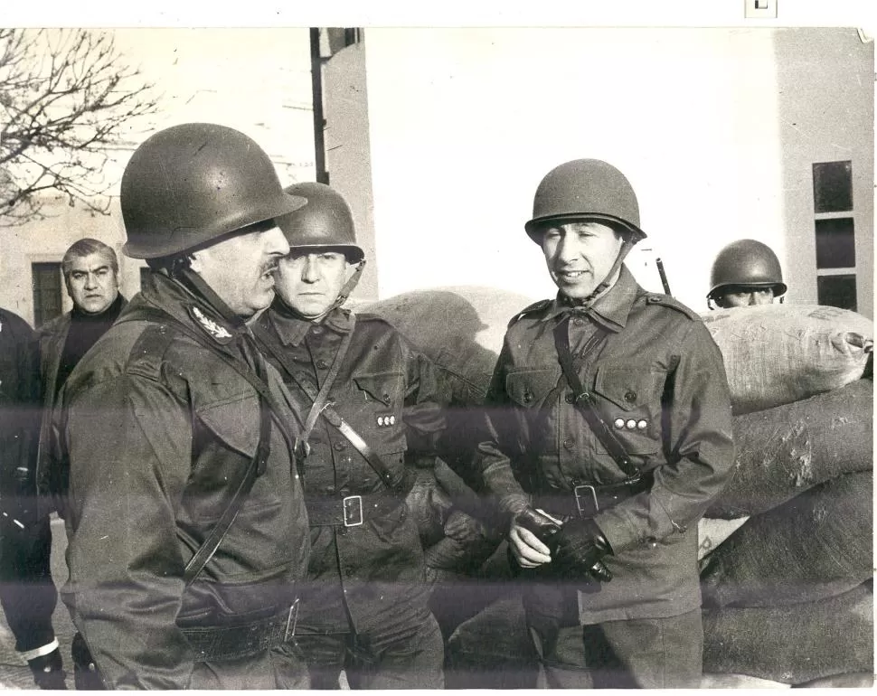 EL COMIENZO. Adel Vilas y Mario Benjamín Menéndez en una foto tomada en 1975, durante el Operativo. la gaceta / archivo