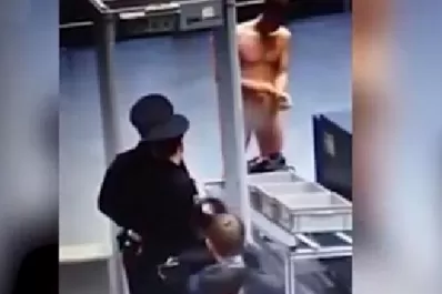 Enojado, se desnudó para poder pasar por el detector de metales