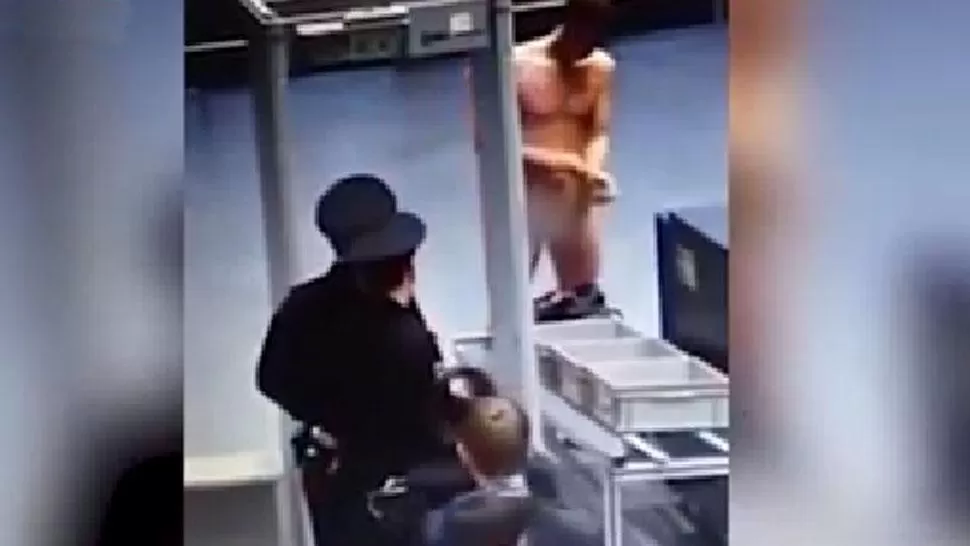 Enojado, se desnudó para poder pasar por el detector de metales