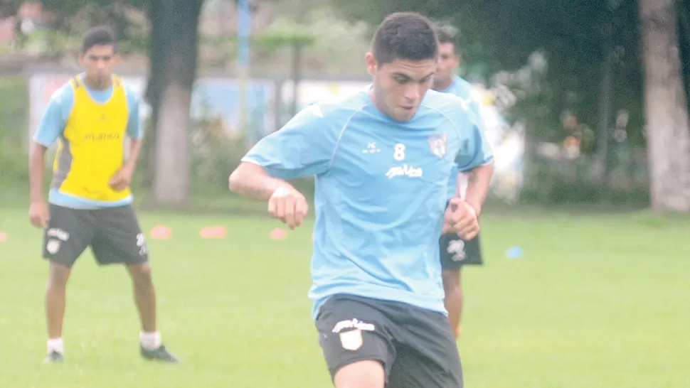 PRIMER CONTACTO. Distaulo marcó varios goles durante el ensayo de ayer. 
