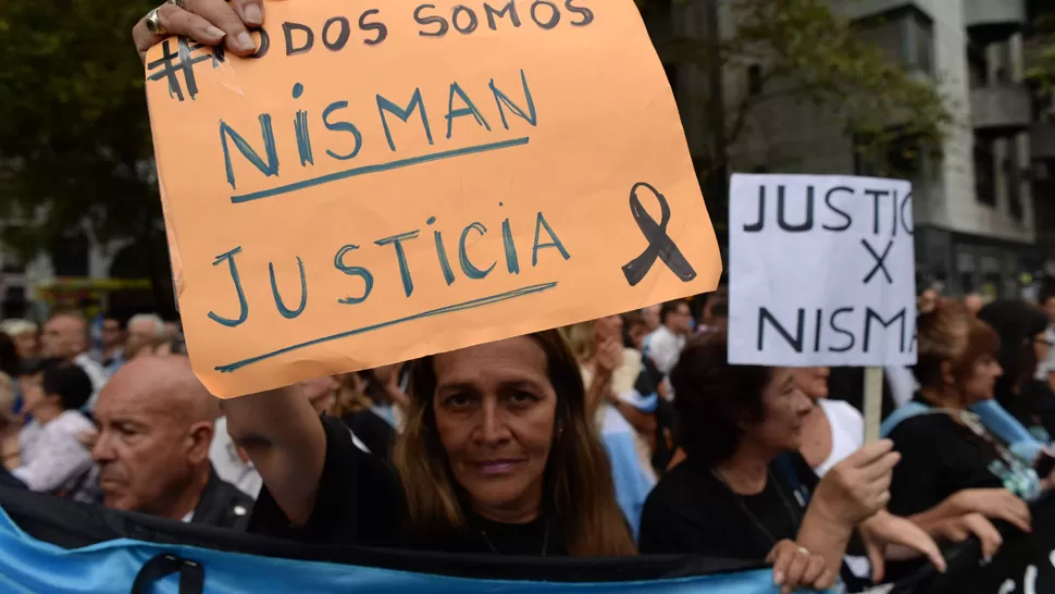 JUSTICIA POR NISMAN. Los manifestantes se dieron cita a las 18 en el microcentro porteño. DYN