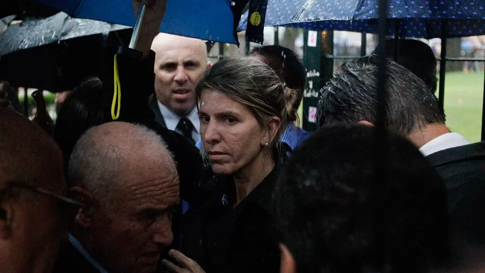 EN LA MARCHA. Arroyo Salgado llegó bajo la lluvia junto a su hija. REUTERS