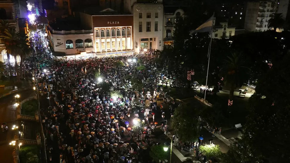 BAJO LA LLUVIA. Aunque la marcha estaba convocada para las 20, una hora antes comenzaron a movilizarse decenas de manifestantes. FOTO DE LA GACETA EN WHATSAPP