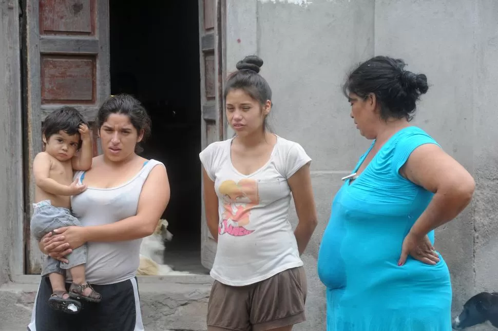 ATAQUE. Johana Sánchez (a la izquierda) dijo que a su hermano le dieron un botellazo en la puerta de su casa. la gaceta / foto de antonio ferroni