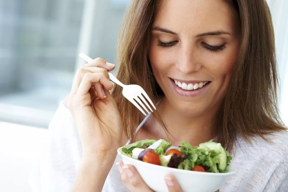 FRUTAS Y  VEGETALES. Si te gustan las ensaladas ¡enhorabuena!, pero tenés que lavarlas muy bien porque pueden tener bacterias. elpoderdequerer.com