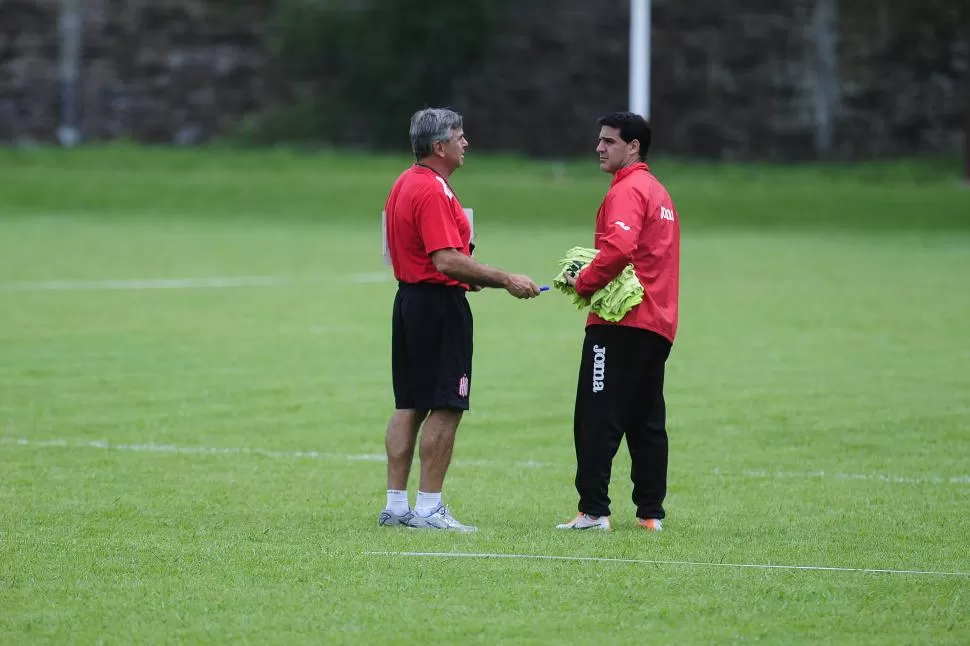 UNA DE SUS TANTAS CHARLAS. Darío Tempesta y Ariel Martos conducen a San Martín como cabezas del cuerpo técnico. Se complementanpara beneficiar a todo el equipo, que buscará ascender. la gaceta / foto de analía jaramillo (archivo)