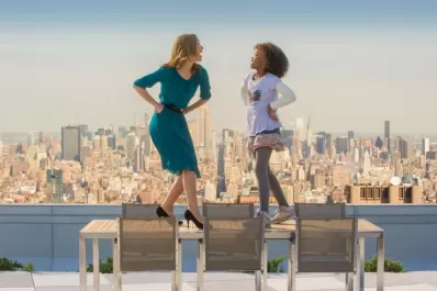 Una huérfana que despliega ternura y simpatía