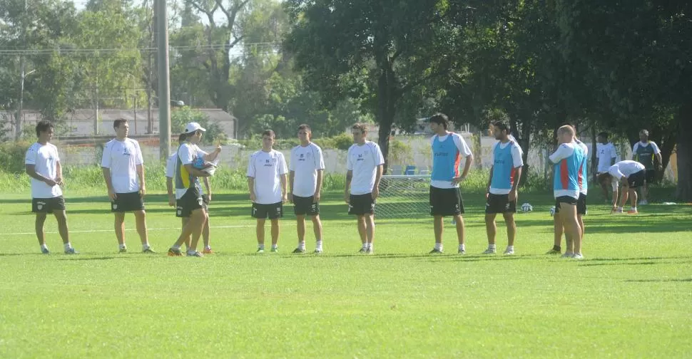 ALTERNATIVAS. Los jugadores escuchan atentos las indicaciones de Azconzábal. La práctica de ayer se enfocó en movimientos tácticos. El entrenamiento de hoy está programado en el Monumental. la gaceta / foto de antonio ferroni