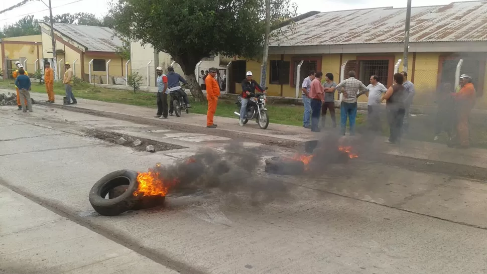 SEGUNDA SEMANA. Los manifestantes se apostaron esta vez en sobre el tramo de la ruta que atraviesa el medio de la localidad. FOTO ENVIADA POR UN LECTOR