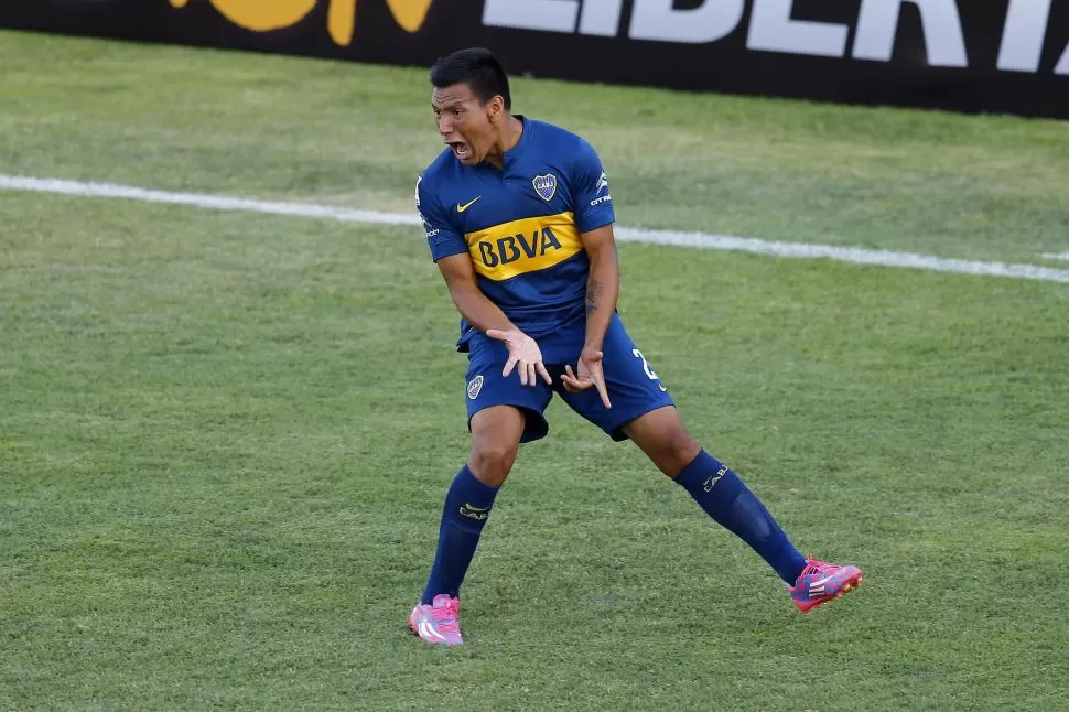 ABRIÓ EL CAMINO. Justo cuando a Boca se le complicaba la historia apareció Chávez para poner el 1-0 y darle paz al equipo. reuters