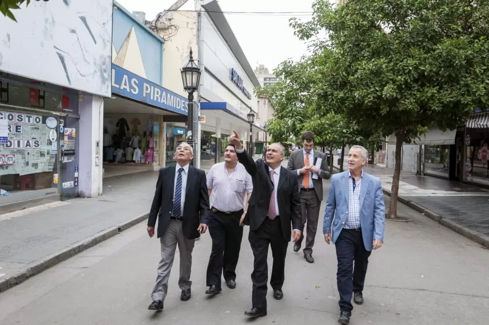 EN ESE LUGAR. López salió a recorrer ayer la peatonal que será revalorizada ni bien recibió la noticia de que el convenio con Amaya se había firmado. Prensa SOP