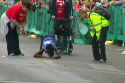 Una maratonista que terminó gateando una carrera emociona al mundo