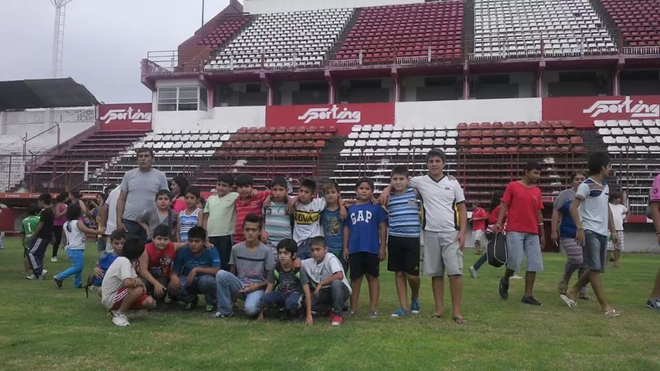 LA CIUDADELA. Los niños de Río Colorado posaron en la cancha del “santo”. Gentileza Cynthia Bustos 